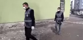 Yakacağı biten aile polisin getirdiği odunla ısınacak