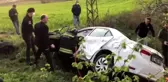 Otomobil bahçeye devrildi: 3 yaralı