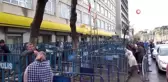 Sur kaymakamlığı, PTT önündeki kalabalık arasında sosyal mesafeyi korumak için bariyer yerleştirdi