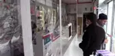 Eczanede pencereden alışveriş