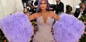 Kylie Jenner, koronavirüsle mücadele için kozmetik yerine el dezenfektanı üretmeye başladı