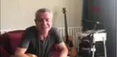 Levent Yüksel 'Evde Kal' çağrısını şarkılarıyla yapacak