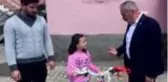 Cumhurbaşkanı Yardımcısı Oktay, Hilal Su Mert'e bisiklet hediye etti