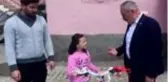 Cumhurbaşkanı Yardımcısı Oktay, Hilal Su Mert'e bisiklet hediye etti