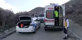 Elbistan'da devrilen kamyonetteki 2 kişi yaralandı