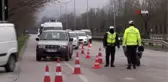 Trafik polisleri araçları tek tek durdurarak, vatandaşları evde kalmaları için uyardı