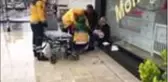 Ayak parmakları kırılan yaşlı adama yardımcı oldular