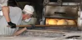 Koronavirüs nedeniyle evlerine kapanan insanlar, uzun süre bayatlamayan ekşi mayalı ekmekleri tercih ediyor
