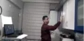Mutfak dolabını yazı tahtası yaparak öğrencilerine ders anlattı