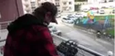 DJ evde kalan komşularını eğlendirdi