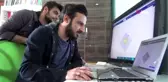 Yüksekovalı kardeşler sağlık çalışanları için evde maske üretimine başladı