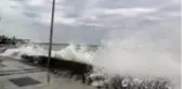 Marmara fırtınaya teslim! Demir korkuluklar kırıldı, sahil suyla dolup taştı