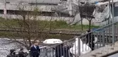 Korona nedeniyle şehir değiştiremeyen damat, gelini üst geçitten aldı