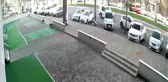 Yolun karşısına geçmeye çalışan polis memuruna otomobil böyle çarptı