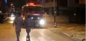 Anne babasını rehin alan şahıs, evi ateşe verdi