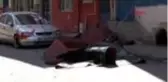 BAĞCILAR'DA ŞİDDETLİ RÜZGARDA ÇATIDAN KOPAN PARÇALAR YOLA DÜŞTÜ