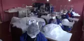 Kadınlar cerrahi maske, tulum ve hasta önlüğü üretiyor