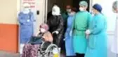 Oğlunun öldüğü koronavirüsü yenen 83 yaşındaki kadın, alkışlarla taburcu oldu