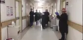 Koronavirüsü yenen yaşlı kadın alkışlarla taburcu edildi