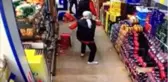 Çalışanların maske vermediği müşteri, marketi birbirine kattı