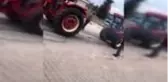 Gençler traktörleri birbirine bağlayıp güç yarıştırdılar