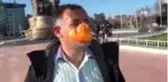 Portakaldan yaptığı maske ile türkü söyleyerek Taksim'de yürüdü