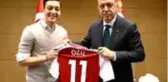 Erdoğan ile fotoğraf çektirdiği için Almanya'da tepki çeken ve bu yüzden milli takımı bırakan Mesut: Türk köklerime saygısızlık ettiler