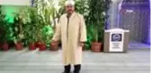 TDV gönüllüsü camiye gidemeyen çocukların evlerini ziyaret ederek oyuncak hediye ediyor