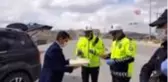 Görev başındaki polislere tatlı ikram ettiler