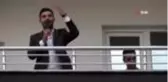 Evinin balkonundan site sakinlerine konser verdi