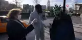 Salgına dikkat çekmek için virüs kılığında sokağa çıktılar