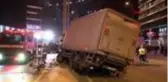 SARIYER'DE KAMYONUYLA ÇELİK DİREĞE ÇARPAN SÜRÜCÜ KURTARILAMADI