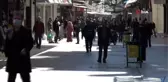 Tarihi çarşıda esnaf kapalı olmasına rağmen kalabalık şaşırttı
