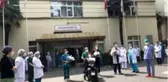 Korona virüsü yenen sağlık çalışanları alkışlarla taburcu oldu