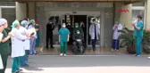 KORONAVİRÜSÜ YENEN DOKTOR ALKIŞLARLA TABURCU EDİLDİ aktüel görüntü
