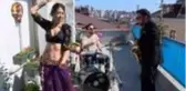Kadıköy'de müzisyenler, evlerinden çıkamayan komşularına terasta dansözlü konser verdi