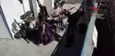 KADIKÖY'DE TERASTA KOMŞULAR İÇİN DANSÖZLÜ KONSER