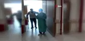 80 yaşında korona virüsü yenerek alkışlarla taburcu oldu