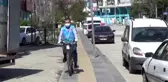 İhtiyaç sahiplerinin yardımına bisikletiyle gidiyor