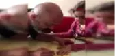kız evde kalıp, eğlenceli videolar çekiyor