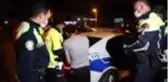 Ayakkabısız sürücü, arka lastikleri olmayan otomobille trafiğe çıkınca yakayı ele verdi