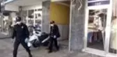 Kapıda kalan aileye polis çilingir götürdü