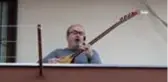Faruk dededen balkonda bağlamalı konser