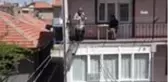 Karşı apartmanda oturan kız kardeşiyle 'teleferik' sistemi sayesinde kahve içebiliyor