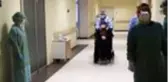 Koronayı yenip sağlık çalışanlarının alkışları eşliğinde taburcu oldular