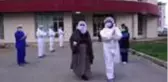 Kovid-19 tedavisi tamamlanan 11 kişi alkışlarla taburcu edildi