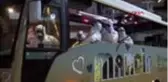 Mardin'de, üstü açık minibüsteki müzisyenlerden moral konseri