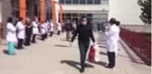 Yeni tip koronavirüsü yenen 26 kişi daha alkışlarla taburcu edildi
