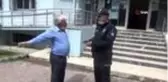Yolda bulduğu içi para dolu cüzdanı polise teslim etti