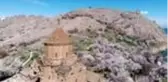 Akdamar Adası açan çiçeklerle beyaz gelinliğini giydi